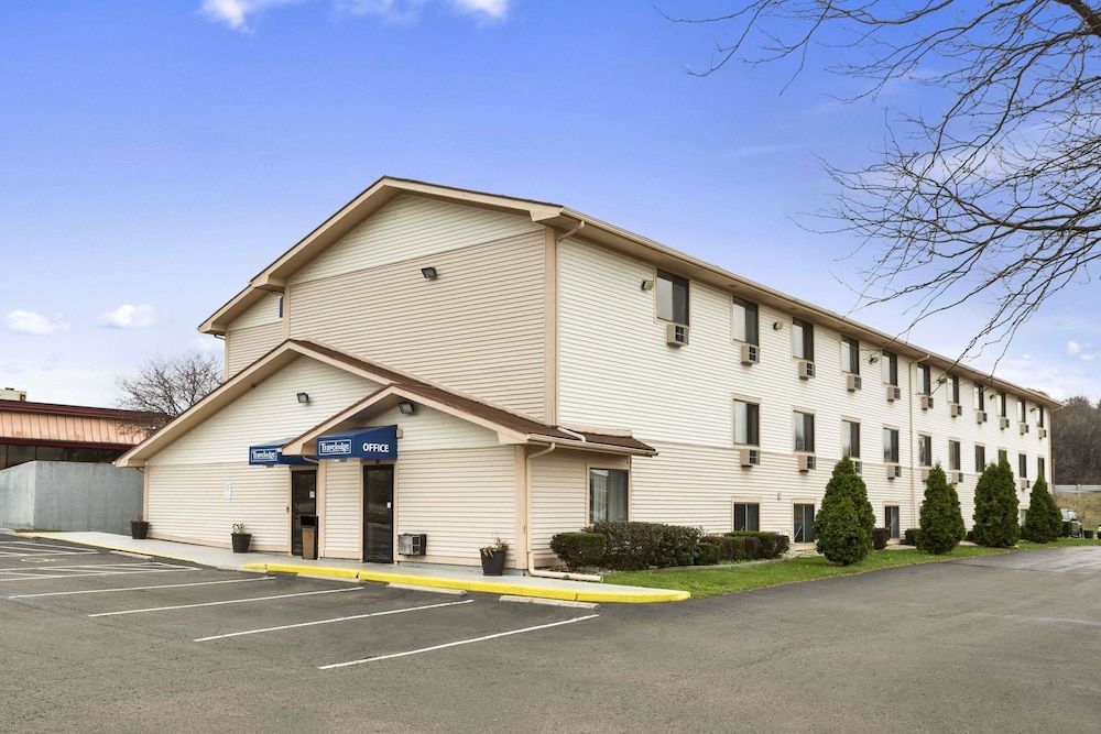 Travelodge by Wyndham Battle Creek 1