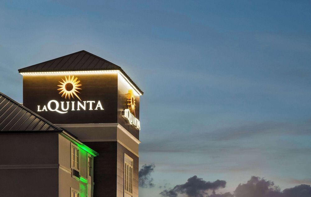 La Quinta Inn & Suites by Wyndham San Antonio N Stone Oak 1