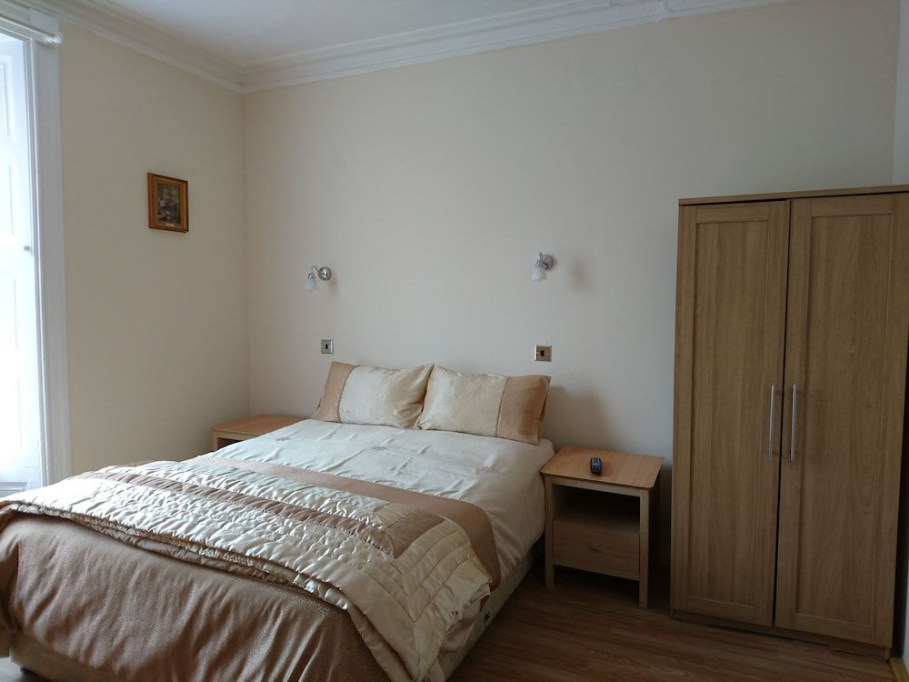 Dee Hotel 2