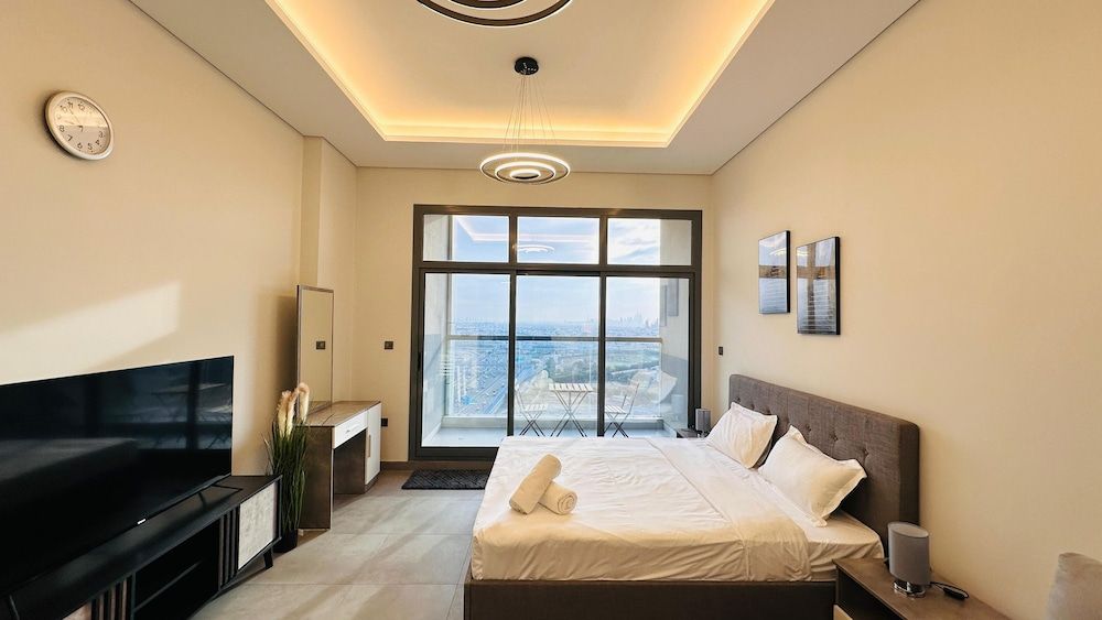 Luxury Spacious Apartment Near Downtown with Balcony and Free Parking by Belvilla 1