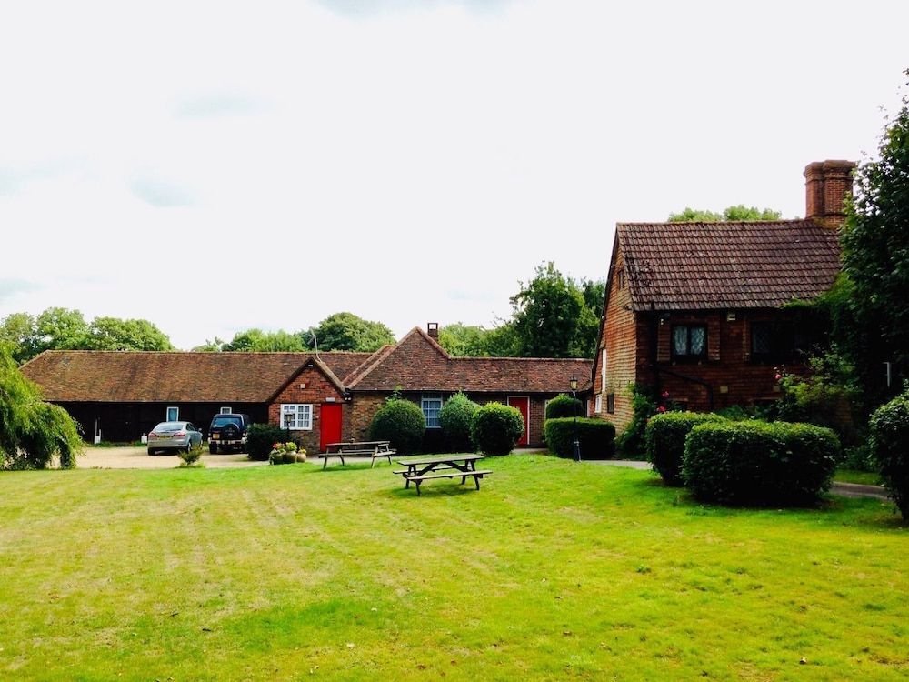 Oldlands Farmhouse Gatwick 1