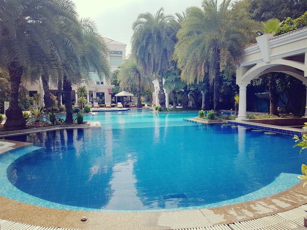 The Palms Town & Country Club - Resort 1