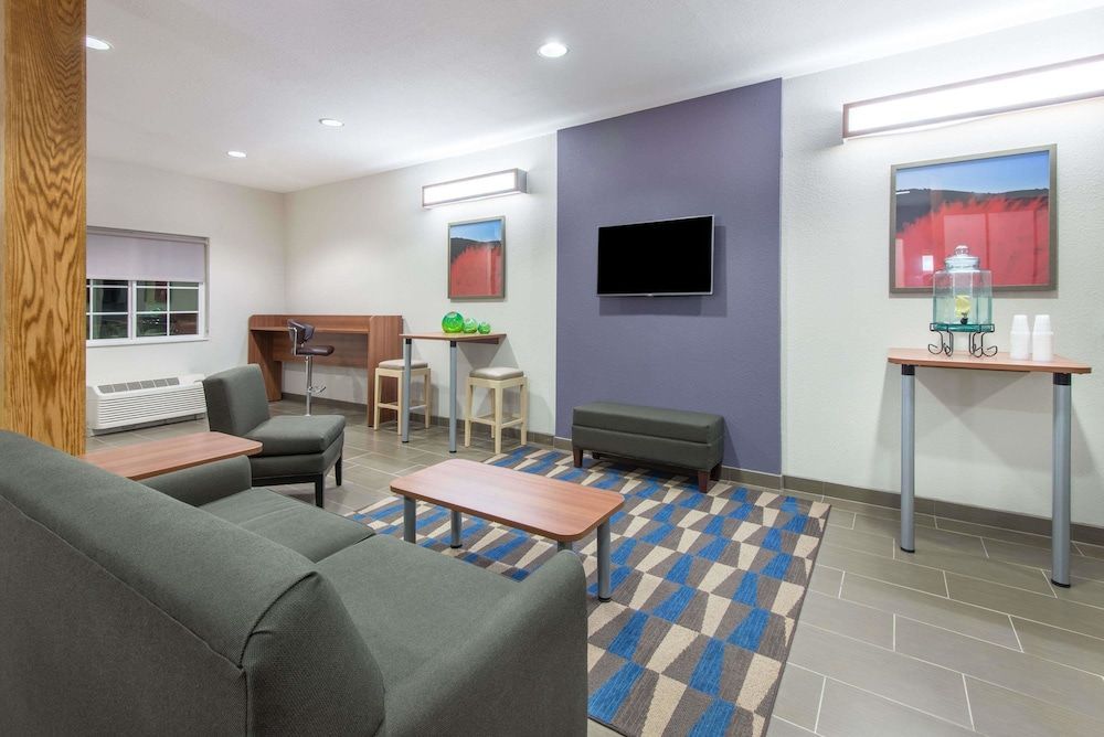 Microtel Inn & Suites by Wyndham Cadiz 2