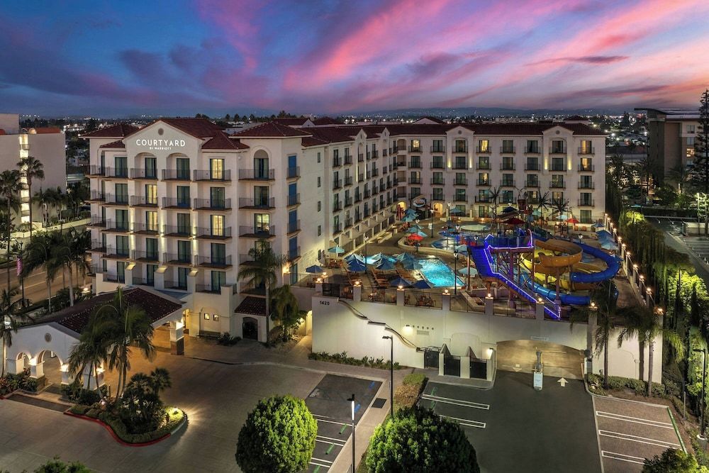 Courtyard by Marriott Anaheim Theme Park Entrance 1