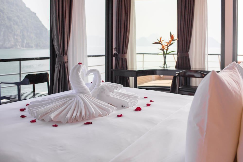 Scarlet Pearl Cruises - Wonder On Lan Ha Bay 1