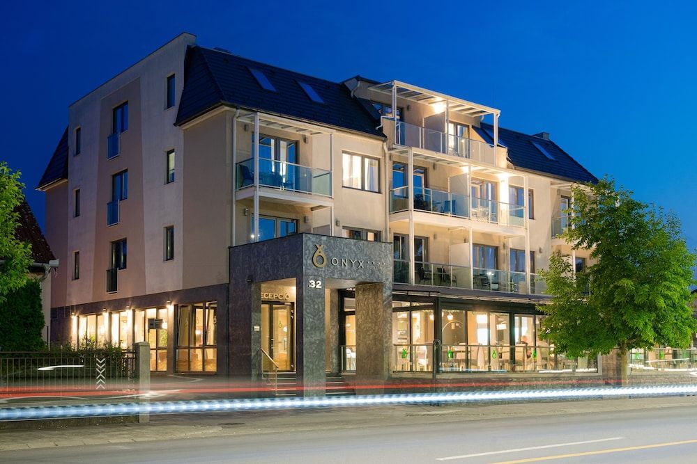 Onyx Luxury Sarvar 1