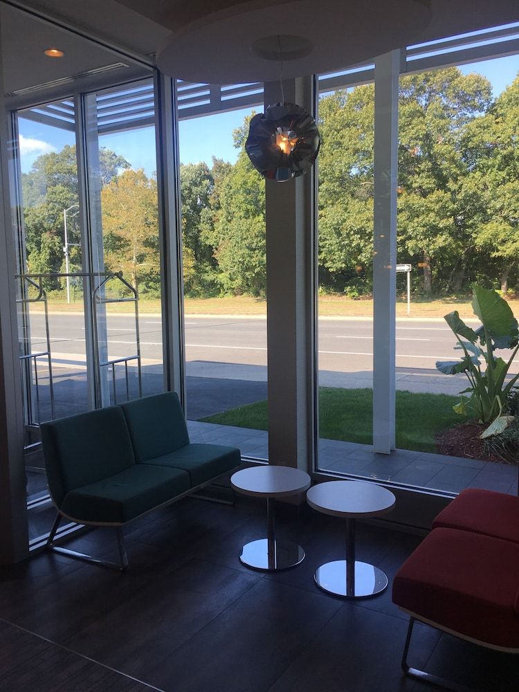 Ramada by Wyndham Rockville Centre 2