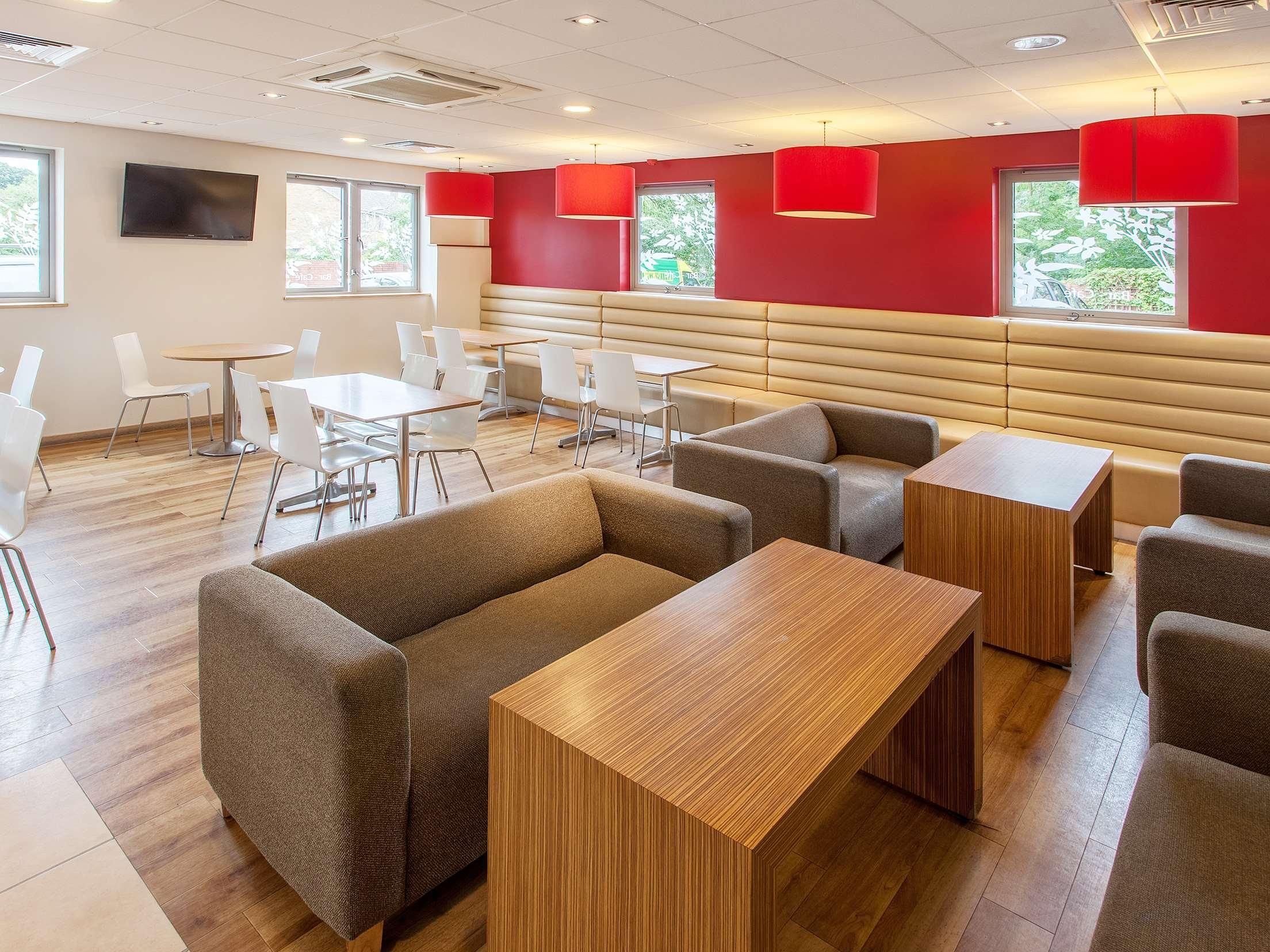 Travelodge Bracknell Central 2