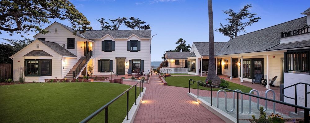 Carmel Beach Hotel 1
