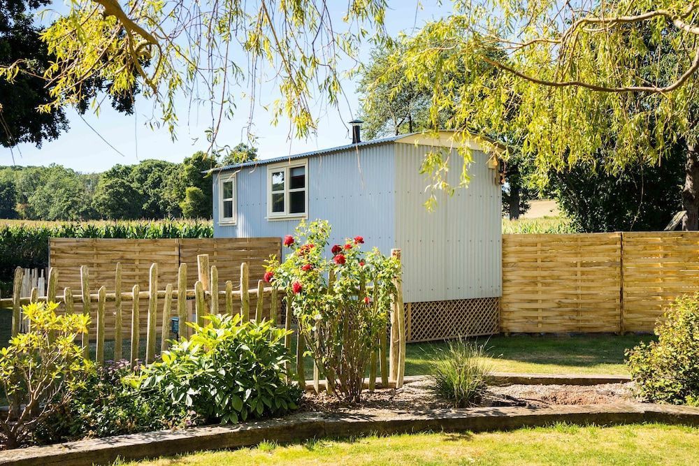 The Hideaway Hut - 1 Bed Shepherds Hut - Hereford 1