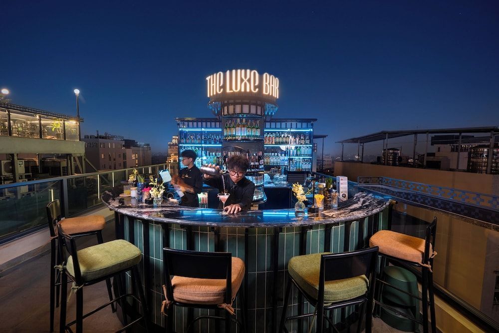Le Premier Hotel & Rooftop Bar 1