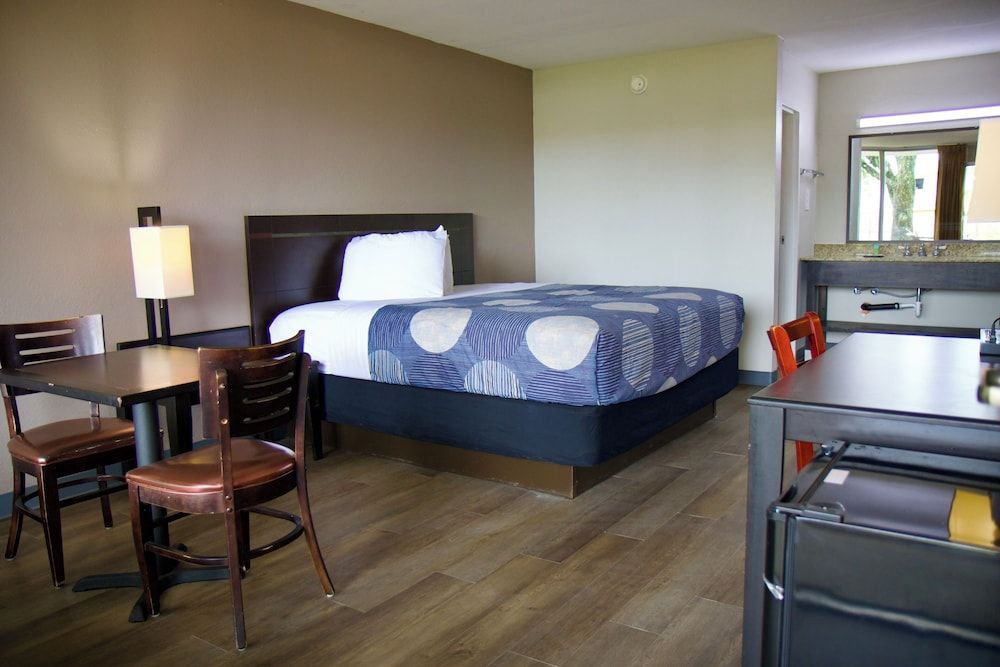 Heritage Inn & Suites 2