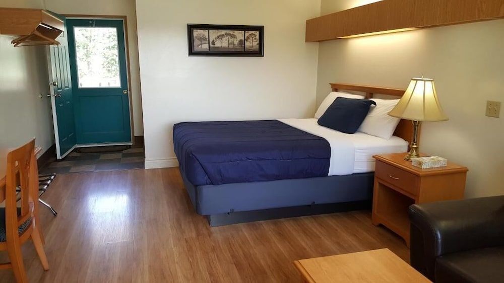 Pines Motel 1