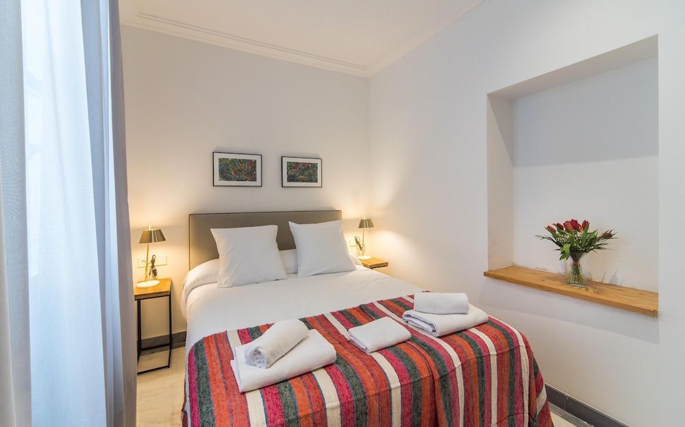 REY DE SEVILLA FLATS - Arenal 2