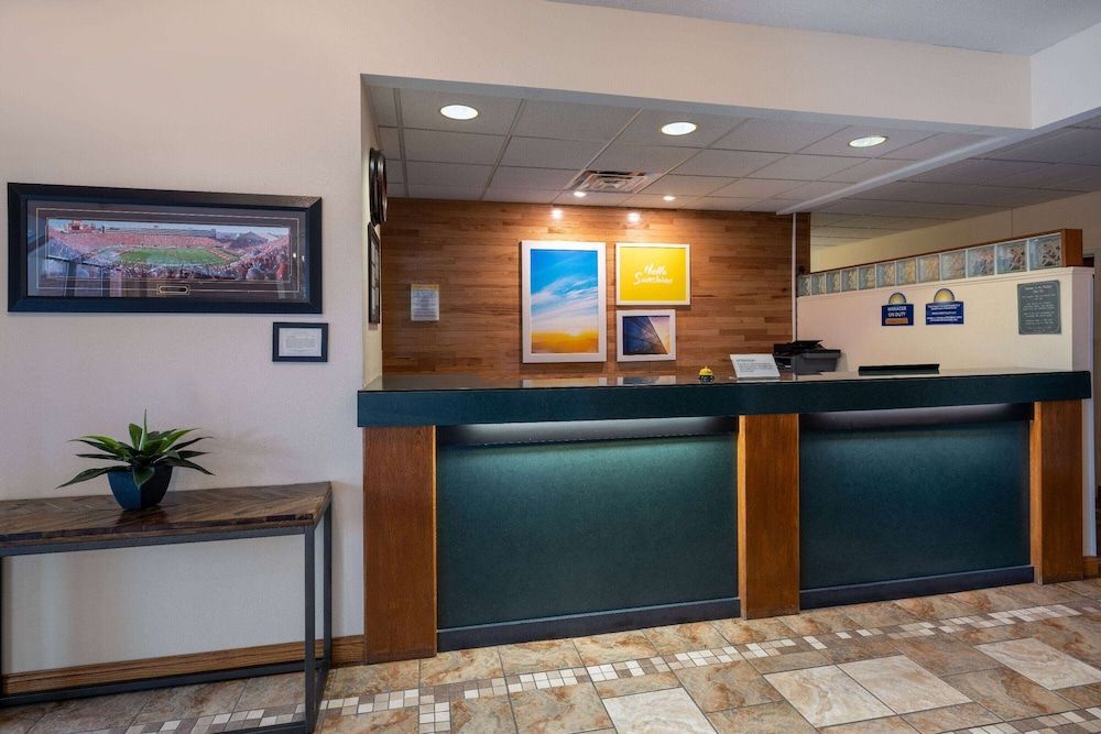 Days Inn & Suites by Wyndham Madison 2