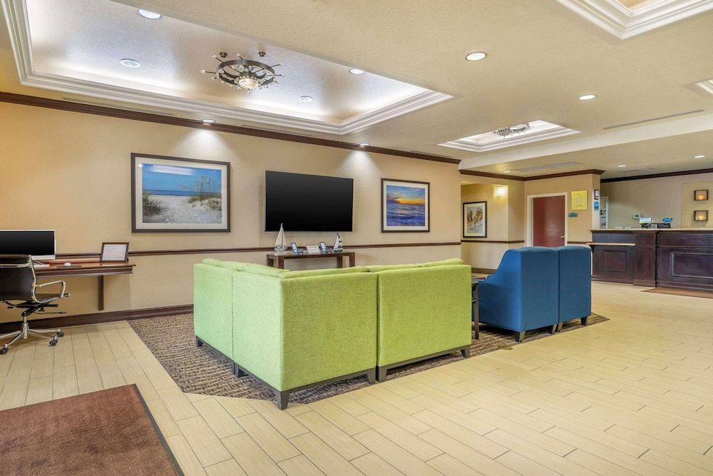 Comfort Inn & Suites Northeast - Gateway 2