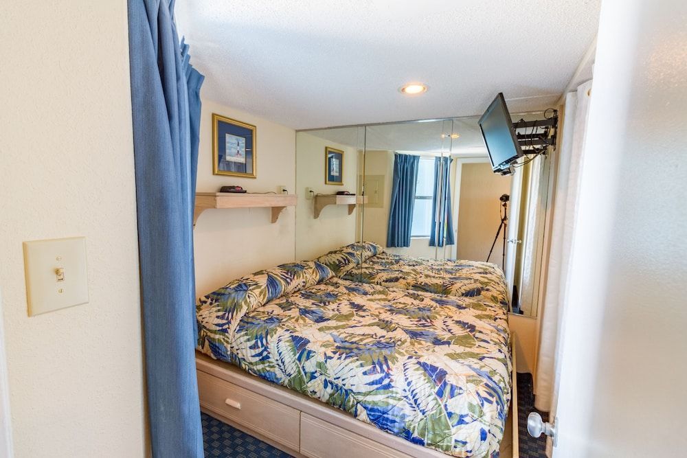 Oceanfront Suite -Steps to SkyWheel! Yachtsman 402 2