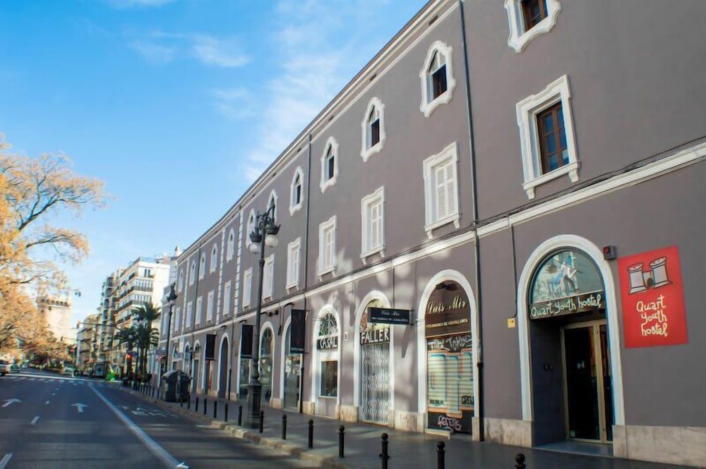 Quart Youth Hostel & Apartments 1