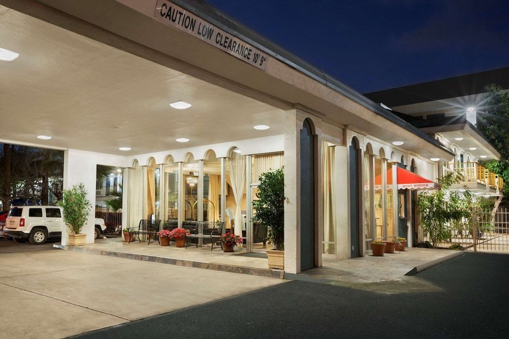 Travelodge by Wyndham Bakersfield 1