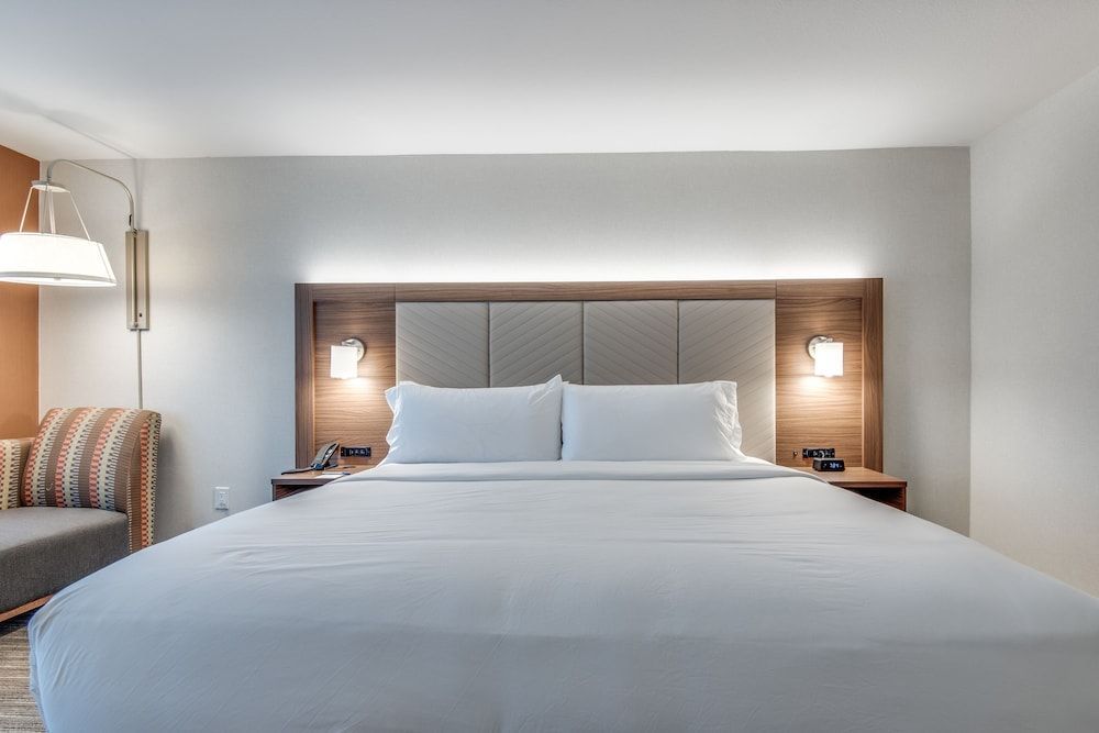 Holiday Inn Express & Suites DALLAS NORTH - ADDISON by IHG 2