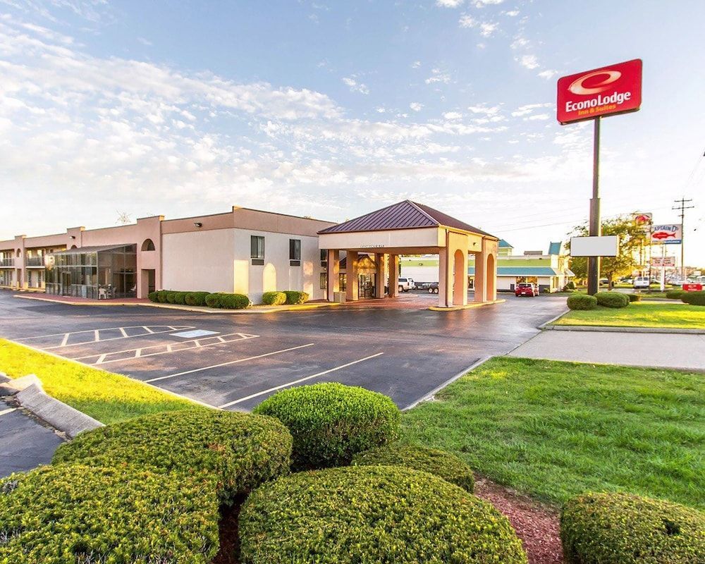 Econo Lodge & Suites Clarksville near Governors Square Mall 2