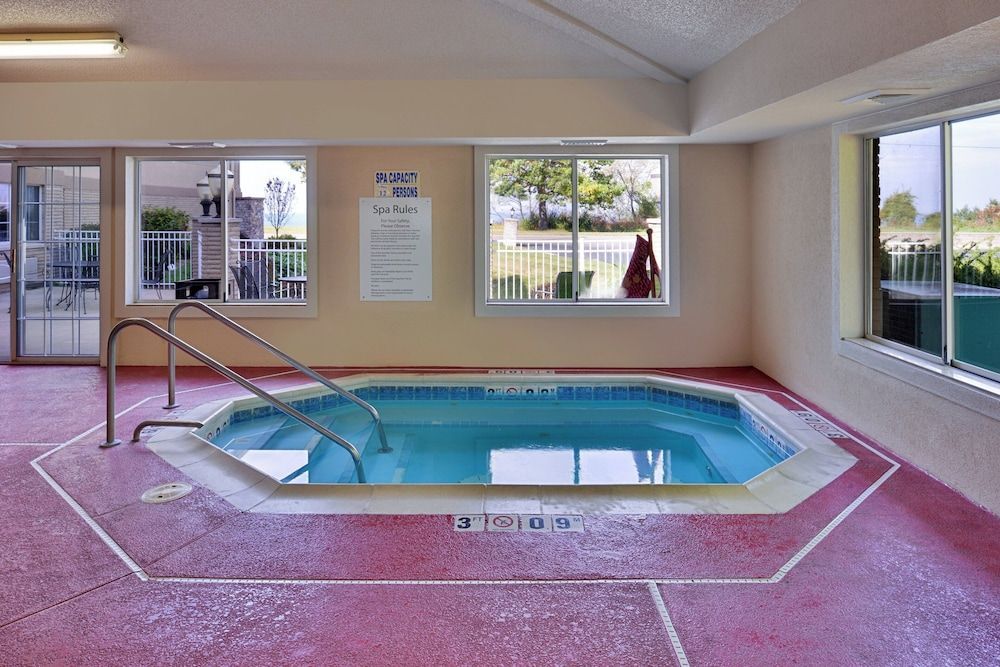 Holiday Inn Express & Suites ST. JOSEPH LAKEFRONT by IHG 1