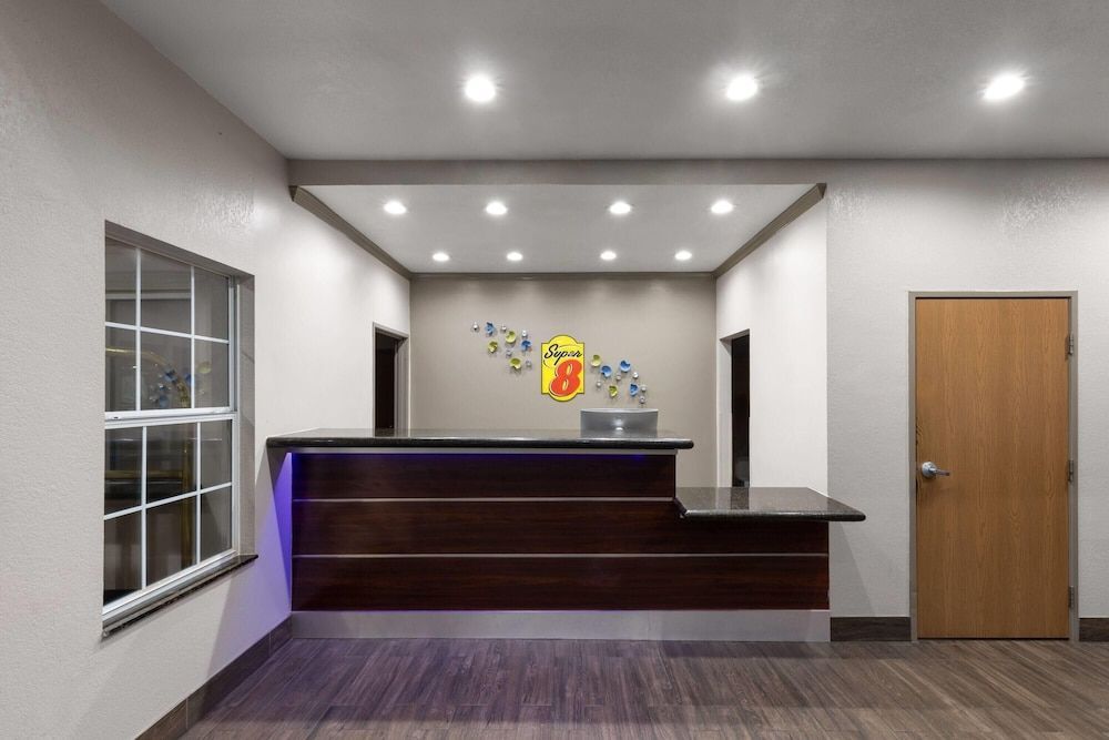 Super 8 by Wyndham San Antonio/Alamodome Area 2