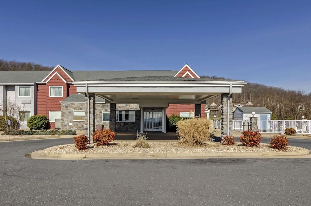 Clarion Pointe Staunton East 1