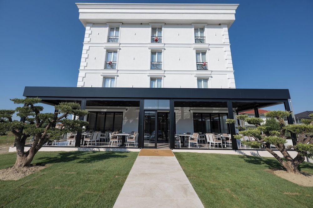 Hotel By Holiday 1