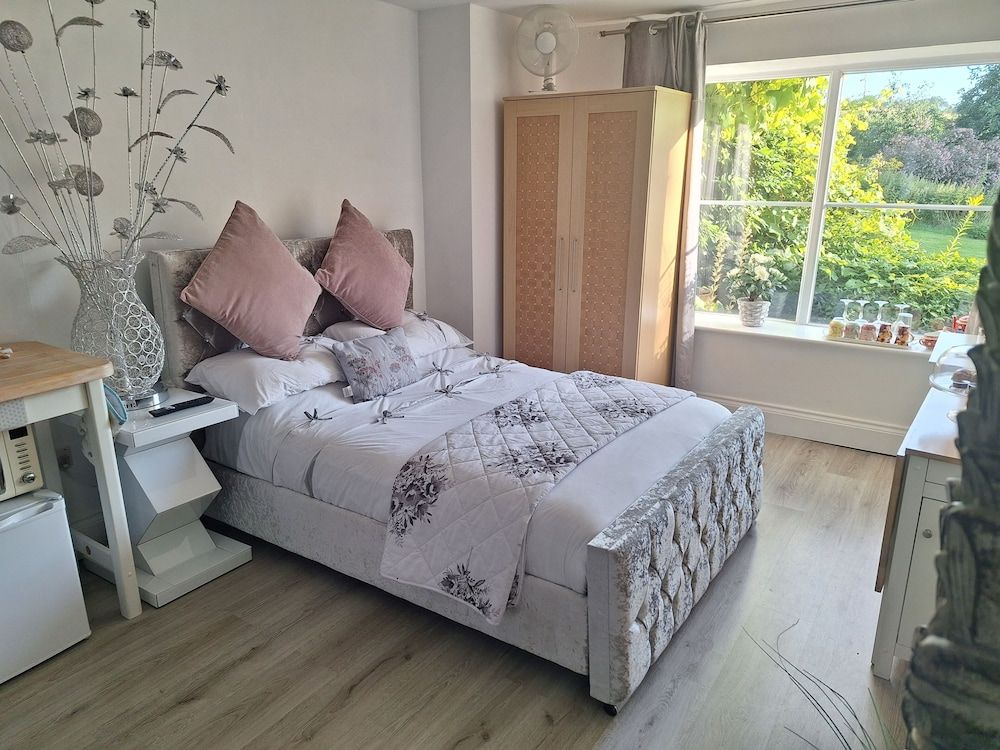 Cosy Axminster Studio with Extra Beds 2