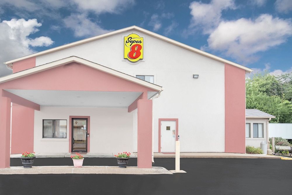 Super 8 by Wyndham East Moline 1