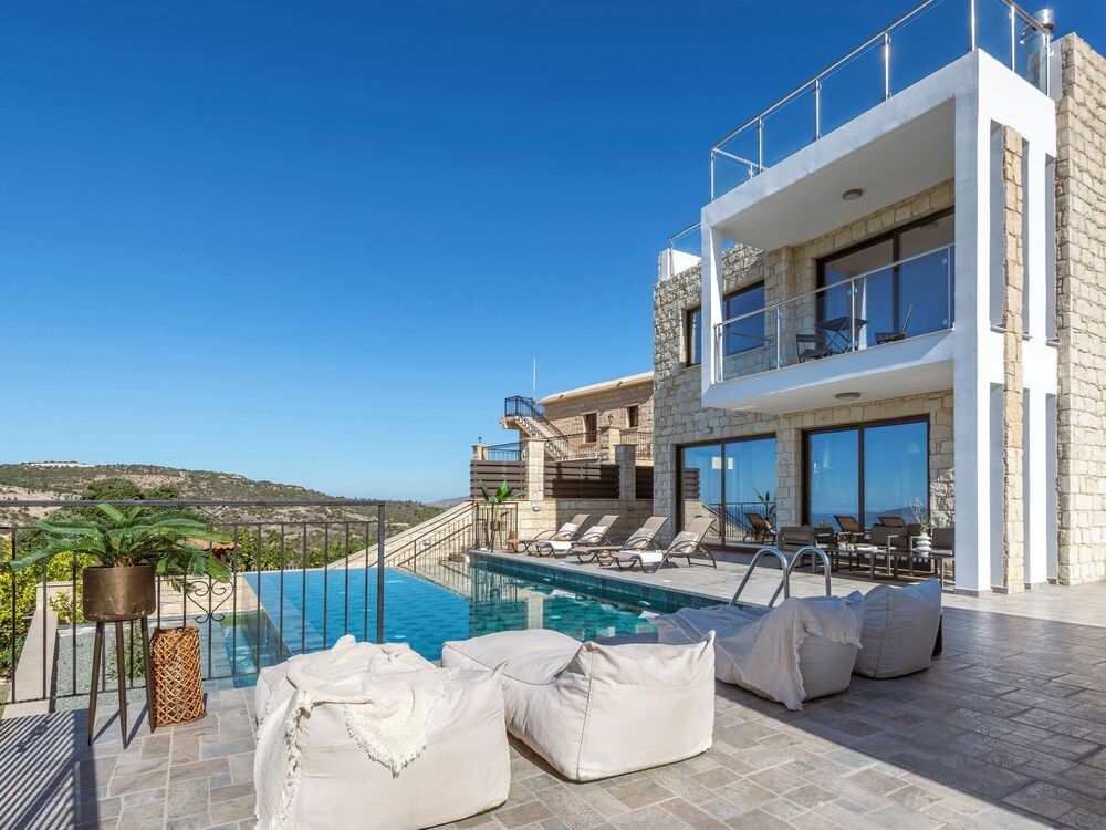 3-bdr Villa With Stunning Infinity Pool 1