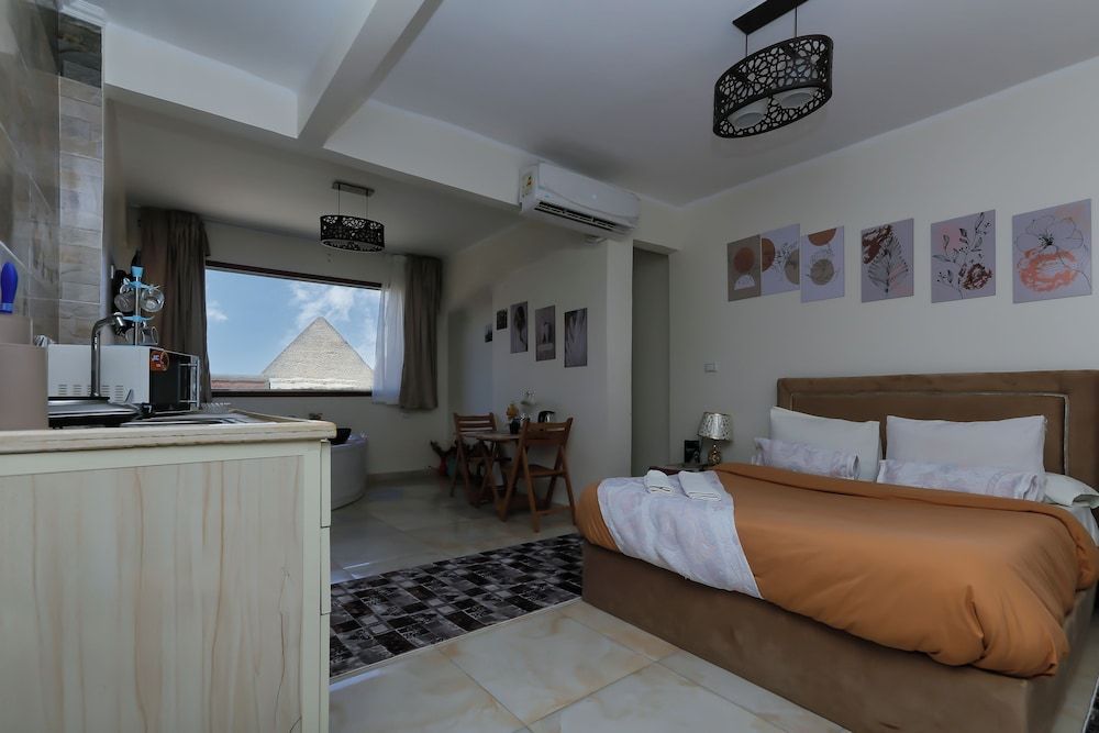 Luxury jacuzzi & pyramids view 2