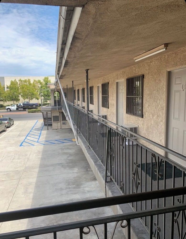 Hi Rise Motel 1