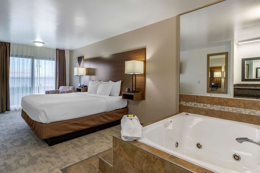 Best Western PLUS Lake Front Hotel 1