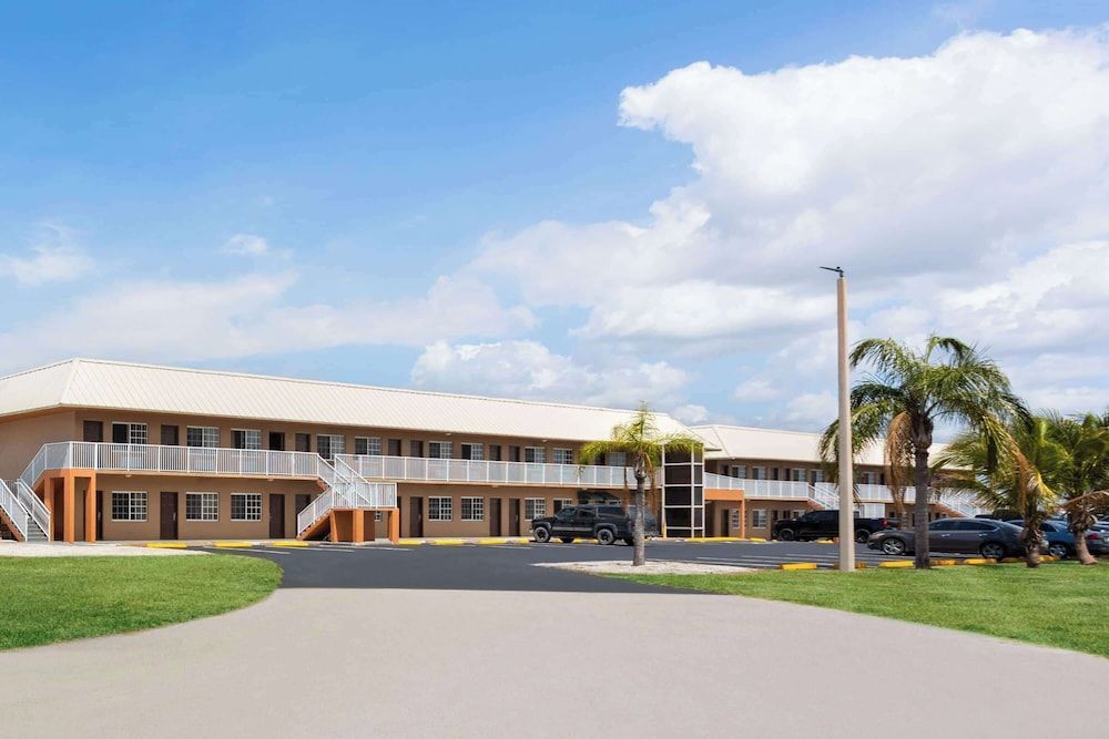 Travelodge Suites by Wyndham Lake Okeechobee 1