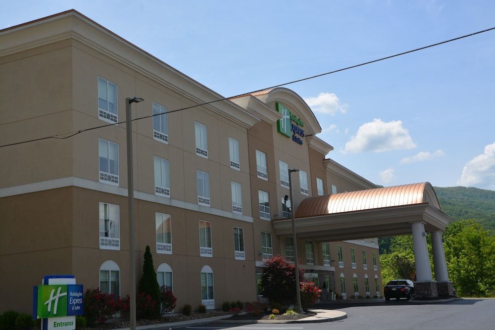 Holiday Inn Express & Suites CARYVILLE by IHG 1