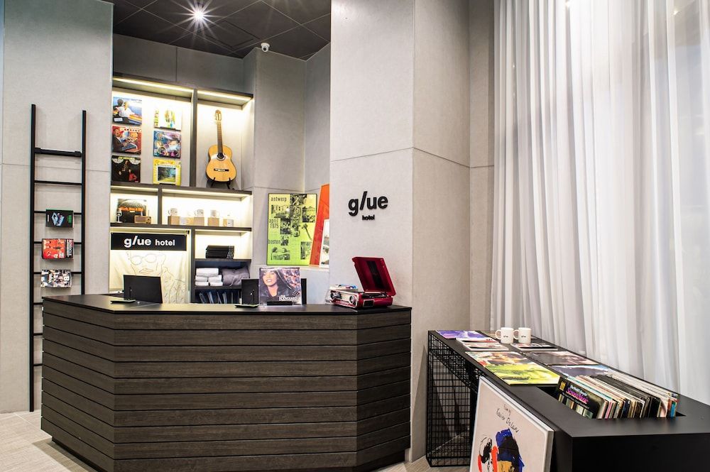 Glue Hotel 2