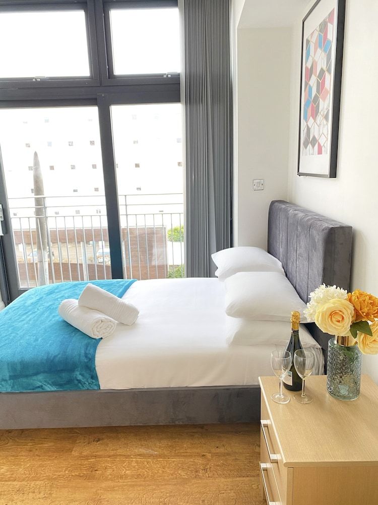 Tudors eSuites Balcony Apartment 1