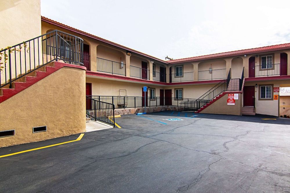 Econo Lodge Long Beach I-405 1