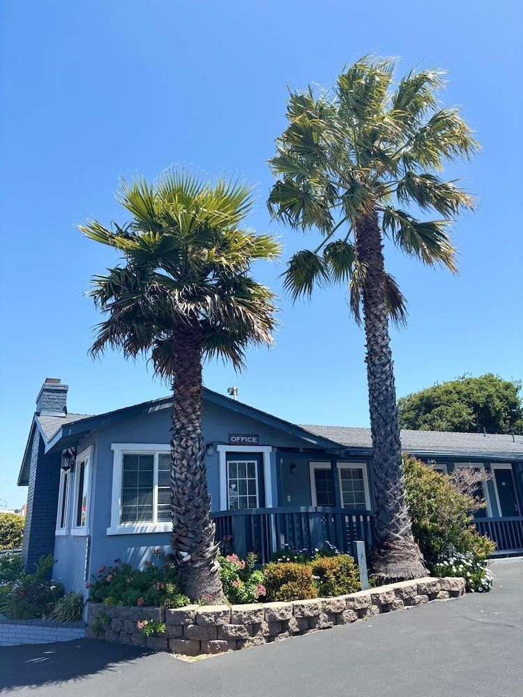 The Monterey Fireplace Inn 1