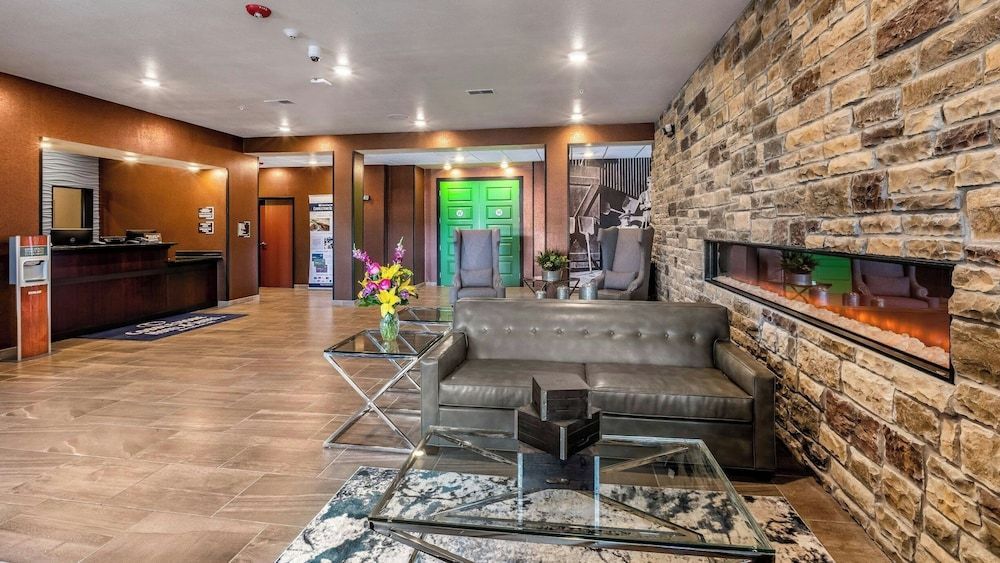 Cobblestone Hotel & Suites Hartford 2