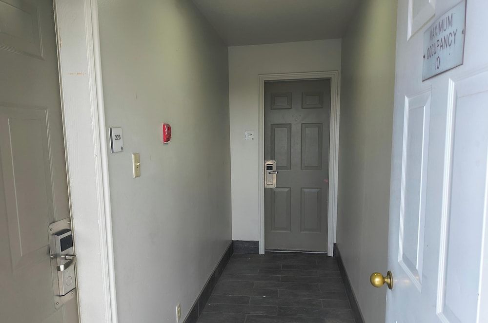 Ameri-Stay Inn & Suites 1