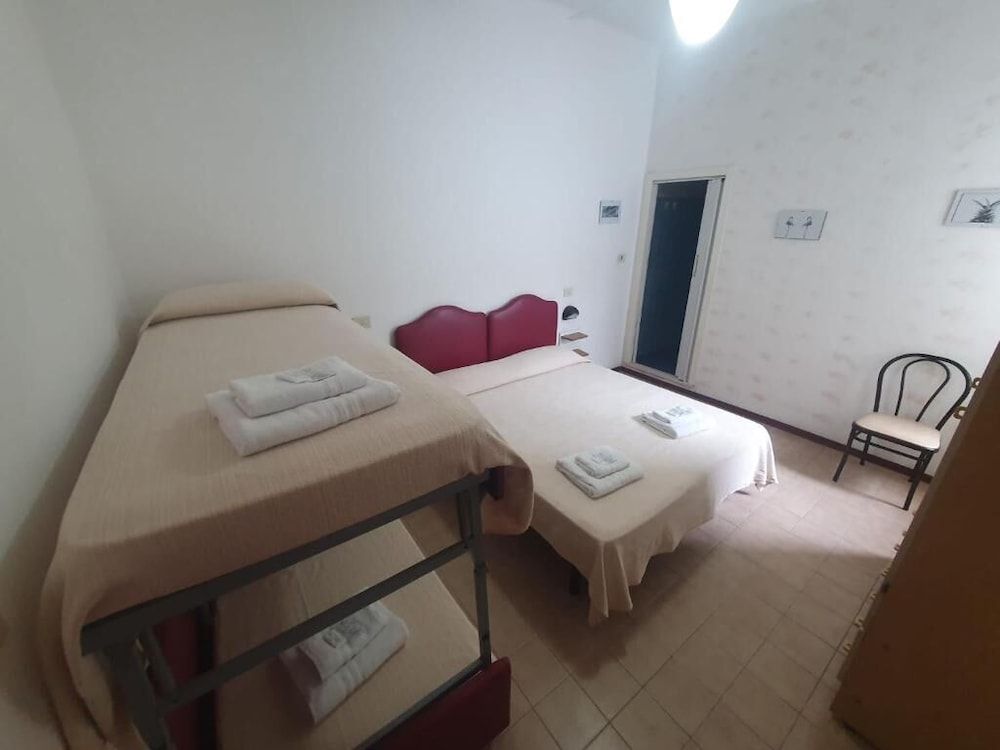 HOTEL YOUNG PEOPLE UNDER 40 2