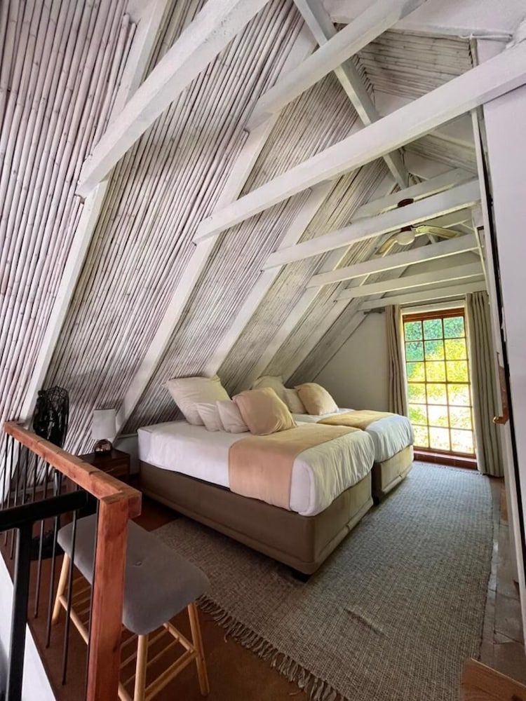 Cozy Camps Bay House with mountain and sea view 2