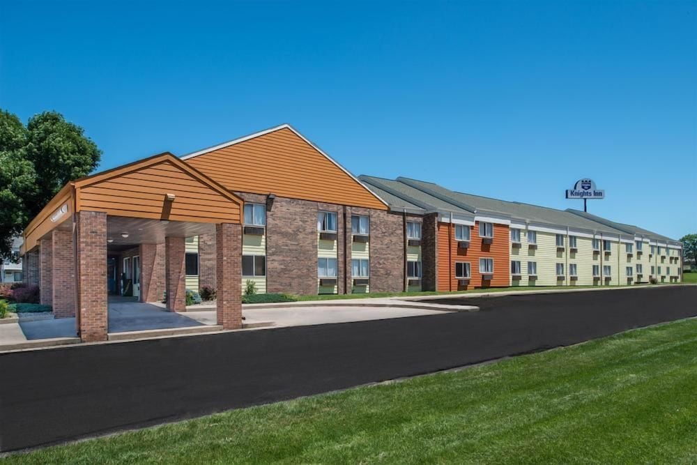 Sunset Inn & Suites - Lincoln Airport 1