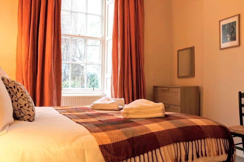 Traditional Georgian Flat in New Town, Sleeps 5-6 2