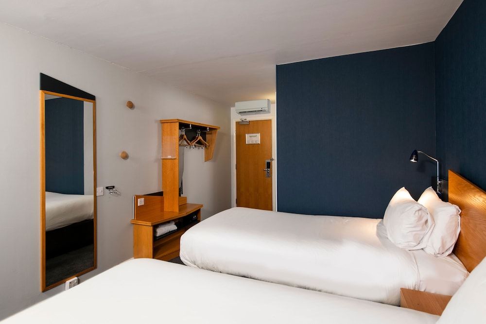 Holiday Inn Express TAUNTON EAST by IHG 1