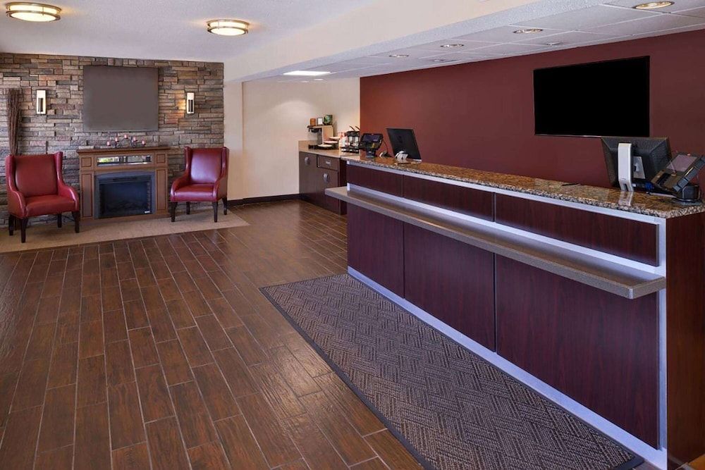 Super 8 by Wyndham Deerfield - Northbrook 1