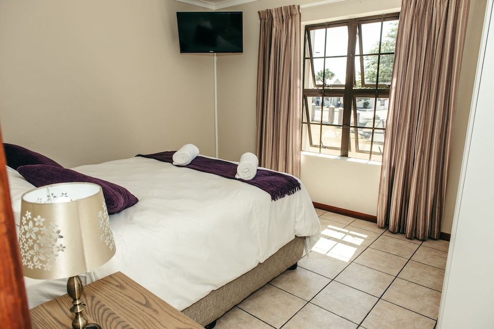 2-Bedroom Apartment within 1km of The Point Beach 2